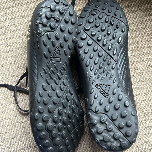Indoor soccer cleats - like new - size 7 women’s - adidas- predator - Picture 3 of 4